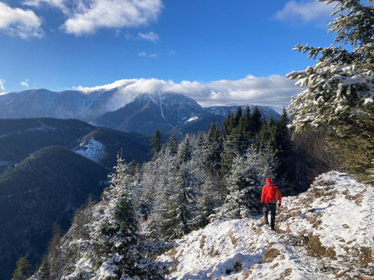 Im Gipfelbereich des Öhlers, hier führt ein kurzer Abstieg unter die Felswand
