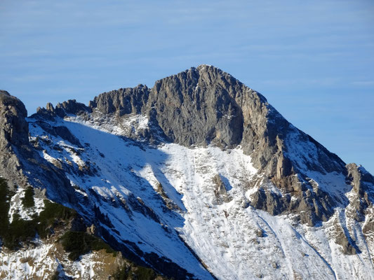 Blick zum brüchigen, aber eingebohrten Südgrat des Schwarzensteins