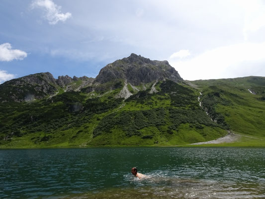das Wetter lädt inzwischen zum Baden im Tappenkarsee ein, dahinter der Weißgrubenkopf