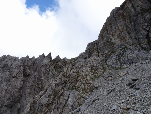 Blick zum Rasensattel, links wäre der untere Teil des SW-Pfeilers