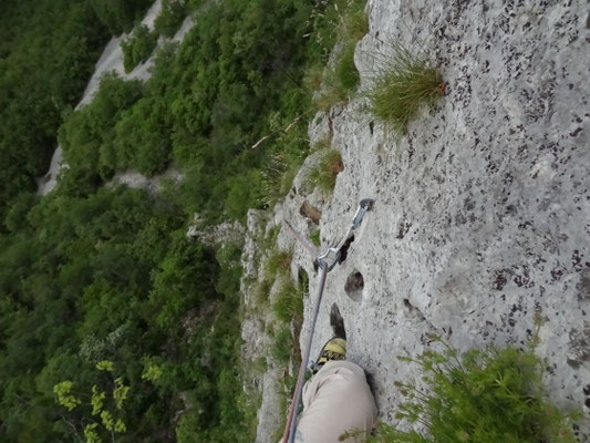 am Ende der 2. Seillänge, schöne Karsthenkelgriffe