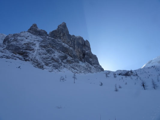 Die Sonne strahlt schon am oberen Hochturm vorbei