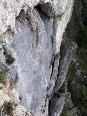 Blick rechts zum Originalweg (unten Risse, oben abdrängende Querung)