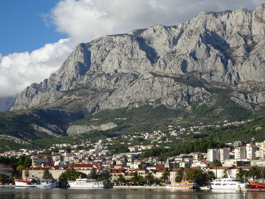 hinter Makarska ragt das Biokovo-Gebirge in die Höhe