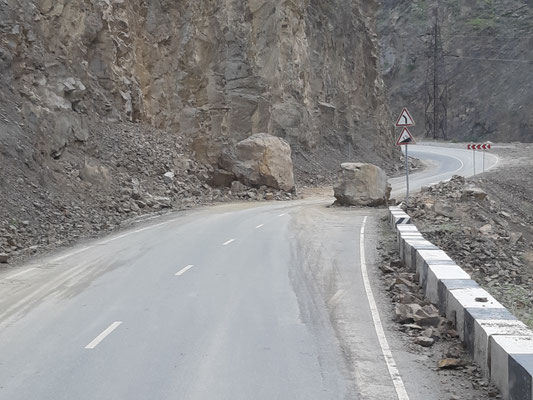 Auch auf der Hauptstraße kommen immer wieder große Felsen herunter