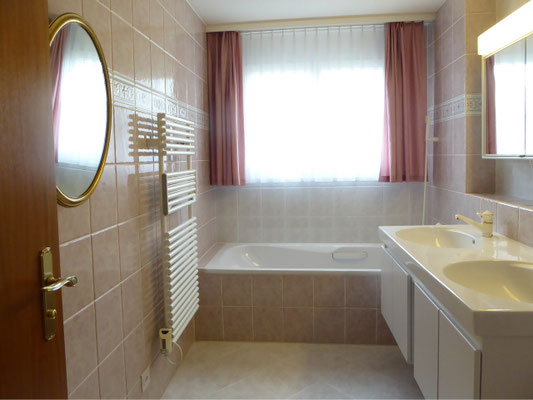 Bad/WC mit Doppellavabo und Handtuchradiator