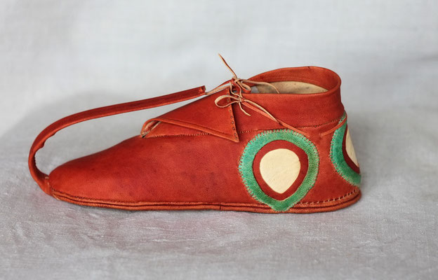 Curled toe slippers sale