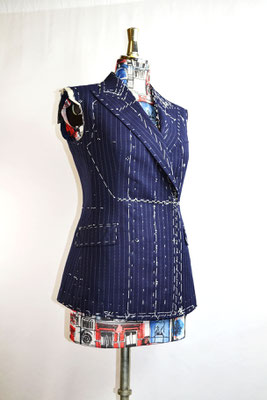 ジャケット製作途中。この段階でシルエットがはっきり分かります。シルエットの美は服の構造美そのものです。