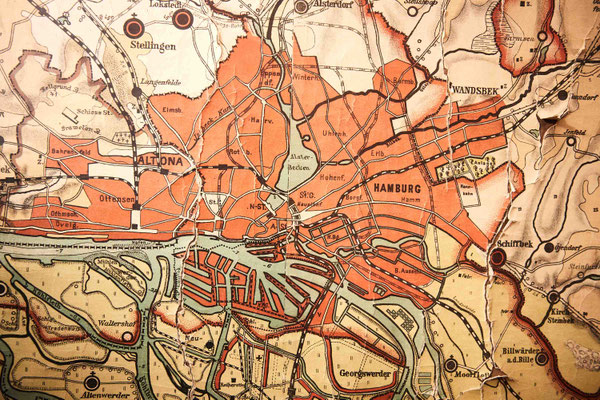 Historische Stadtkarte von Hamburg als Wandelement im Praxisbereich des Behandlungsraums im PLÆCE ØNE Therapy CoWorking Hamburg