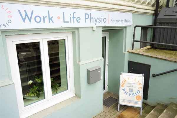 Praxiseingang Work Life Physio - hell, freundlich