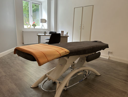 Praxisraum mit Behandlungsliege