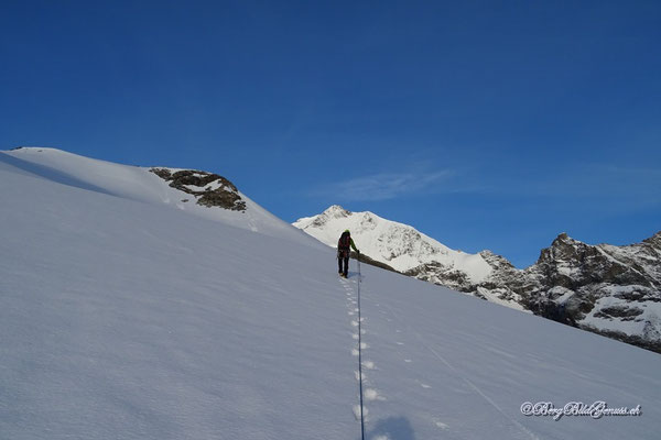 Aufstieg mit dem Piz Bernina im Blick