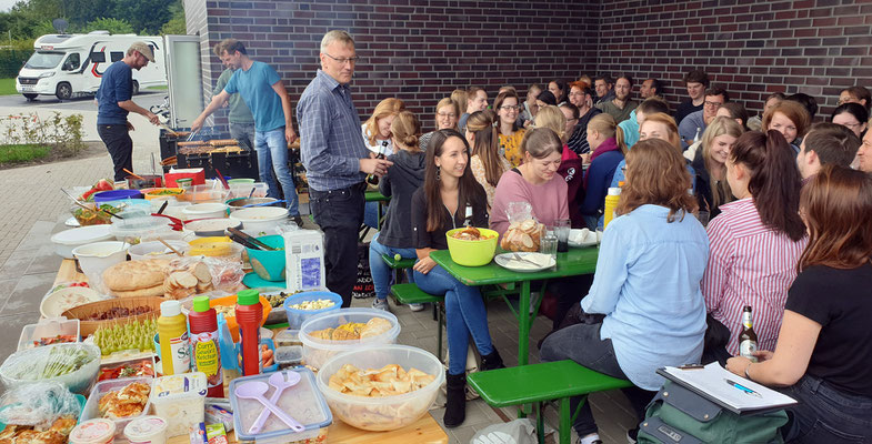 Fast jeder hatte eine Vorspeise oder Beilage beigesteuert. Foto: Ulrichs