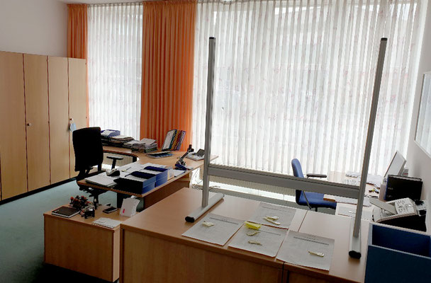 Arbeitsschutz für das Verwaltungspersonal - hier im Büro von Claudia Abels. Foto: Ulrichs