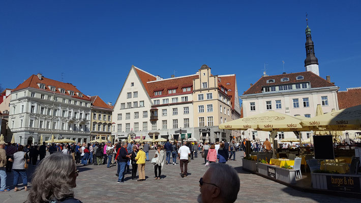 Der Rathausplatz der estnischen Haupstadt ist Treffpunkt für zahlreiche ausländische Besuchergruppen. Foto: Ulrichs