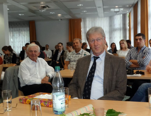 Gerhard Gastmann verabschiedete zum letzten Mal Absolventinnen und Absolventen. Der Fachleiter tritt mit Ablauf dieses Schuljahres in den Ruhestand. Foto: Ulrichs