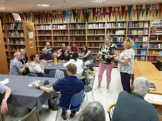 Reger Austausch in "Pinewood", der amerikanisch-internationalen Schule in Thessaloniki, hier mit Schulleiterin Kathryn Mills.  Foto: Ulrichs