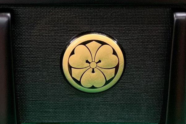 家紋「丸に剣片喰」兜櫃