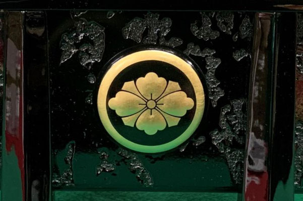 家紋「丸に剣花菱」兜櫃