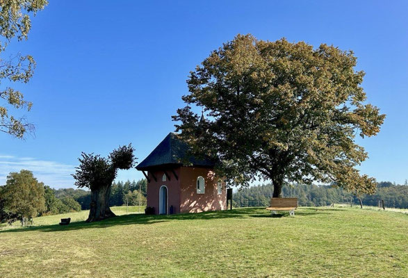 Hexenkapelle mit Liegebank