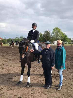 Sieger M* Dressur - Preis der Firma Reitsport Gerlach aus Sulingen - Jan-Dirk Gießelmann