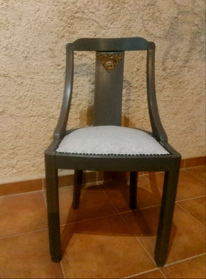 Chaise grise assise tissus disponible 1
