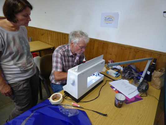 Gerd näht sauber Stich für Stich.