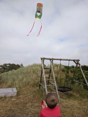 Ole lässt seinen selbstbemalten Drachen fliegen