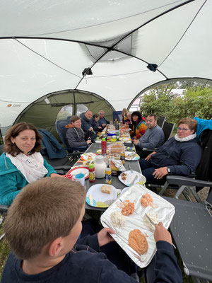 ein gemütlicher Grillabend, trotz Regen