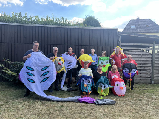 Gemeinsames Gruppenfoto mit Drachen