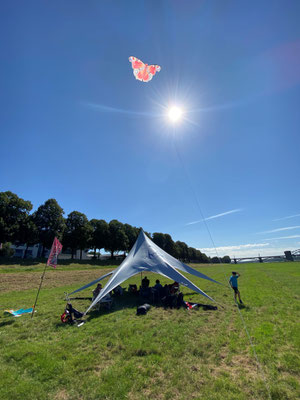 Alles aufgebaut und eingerichtet. Die Sonne steigt.