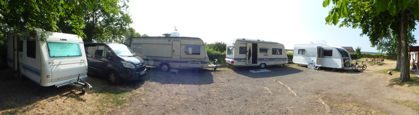 Unser Mini Campingplatz vor der Tür.