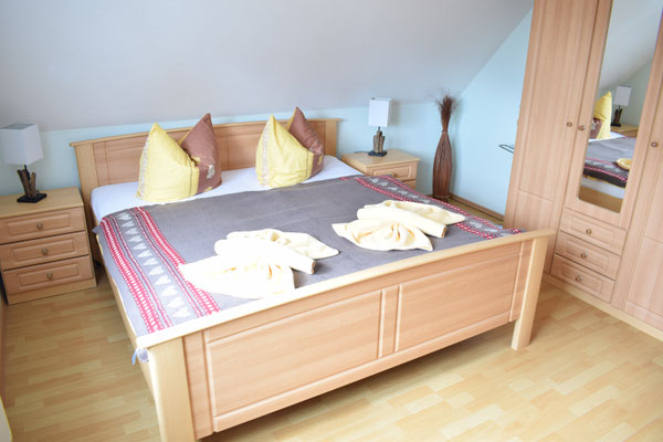 Doppelbett unter der gemütlichen Dachschräge 