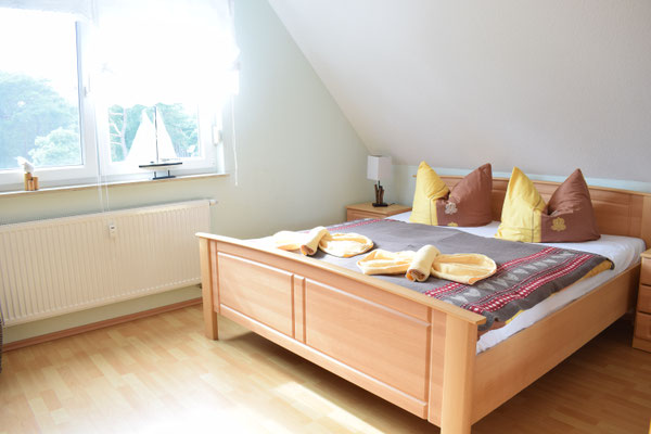Doppelbett unter der gemütlichen Dachschräge 