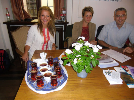 Türkischer Tee am irischen Stand, Tag der Offenen Tür, Rathaus (Rabia Ünlü, Katharina und Peter Wimmer)