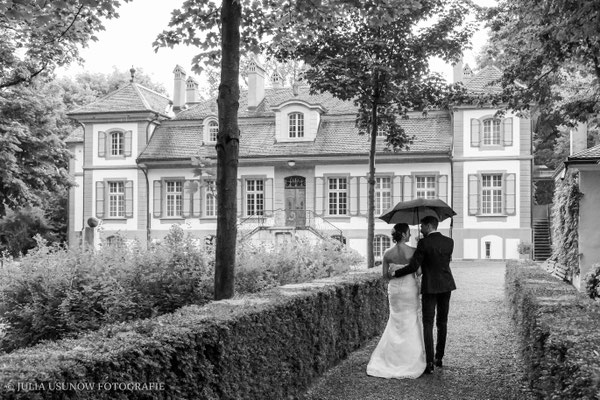Fotoshooting zu Zweit im Schloss Bümpliz, Schwarzweissfoto nach Regen