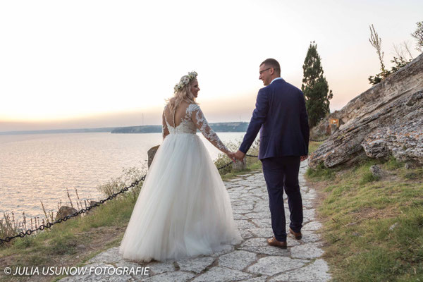 Brautpaar  Hand in Hand am Kap Kaliakra, Bulgarien