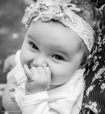 Taufe - Baby in Bern, Schwarzweissfoto