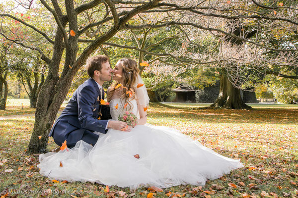 Hochzeitsfoto im Herbstlaub vom Schadaupark in Thun