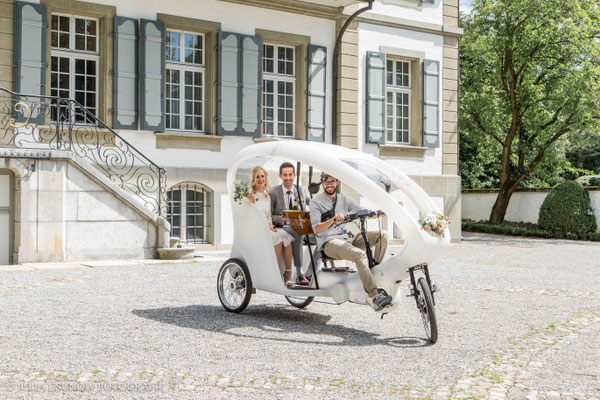 Rikscha für das Brautpaar im Schloss Bümpliz an einer Hochzeit