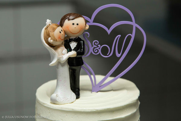Tortenfigur Braut und Bräutigam, violettes Herz
