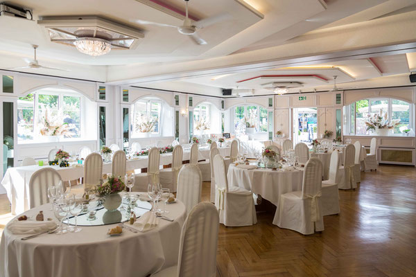 Festsaal für Hochzeiten im Hotel Pont-de-Thielle, Julia Usunow Fotografie