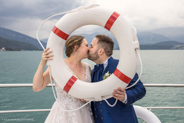 Heiraten auf  dem Schiff im Berner Oberland, Brautpaar mit Rettungsring