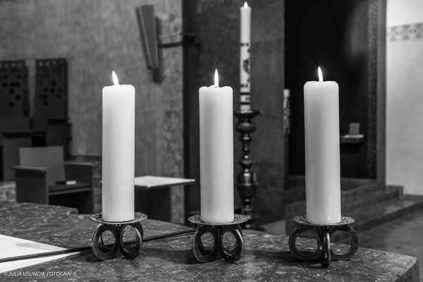 Kerzen in der Kirche an einer Taufe