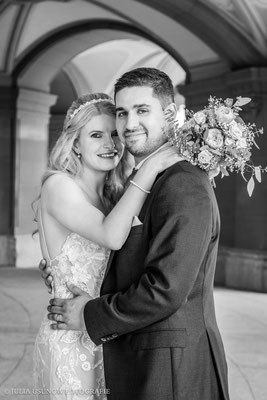 Sich umarmendes Brautpaar, Schwarzweissfoto, romantisches natürliches Hochzeitsfoto