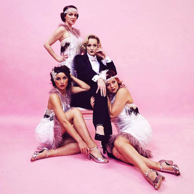 Hier post die Kölner Swing Band, vor ihrem Auftritt im "Häbse Theater" in der Schweiz, mit Ulrike Storch, für die Kamera.