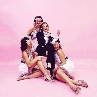Die THE COOL CATS und Ulrike Storch posen in der Schweiz für die Kamera - Ein Traum in Pink!