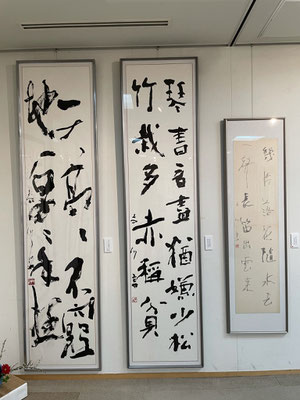 　　天高々不窮地厚々年極　琴書看盡猶嫌少松竹裁多赤稱貧　幾片落花隋水去一聲長笛出雲来