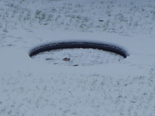 Baustelle Kinderspielplatz mit Trampolin im Schnee