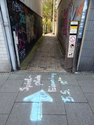 Straßenkreide auf Bürgersteig wegen Termin für Einweihung Kinderspielplatz